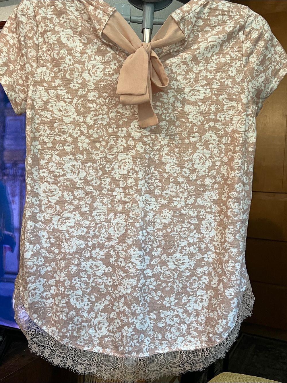 LC Lauren Conrad Peach Floral Knit Top with Back Bow Lace Hem Size M